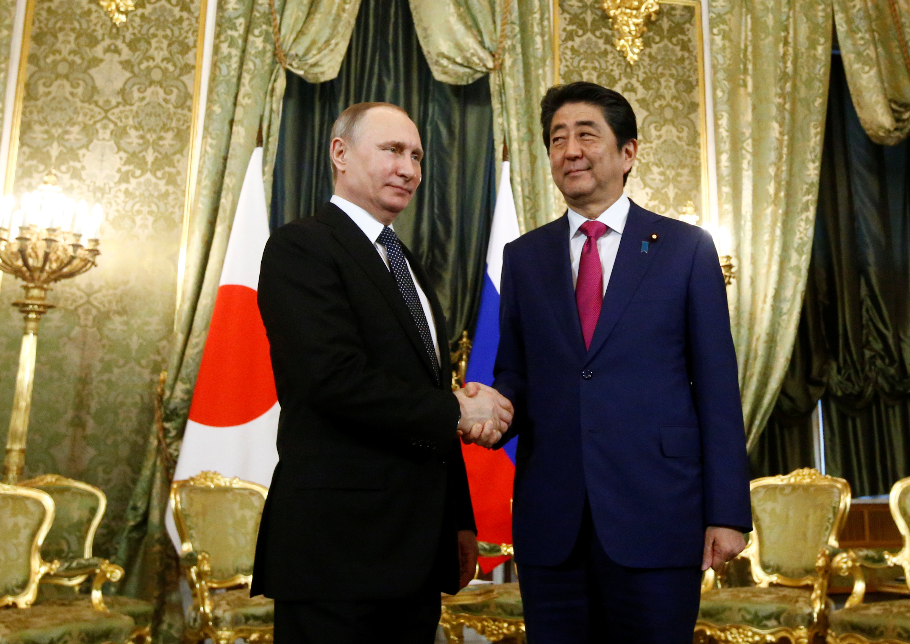 استقبال الرئيس الروسى لرئيس وزراء اليابان فى الكرملين