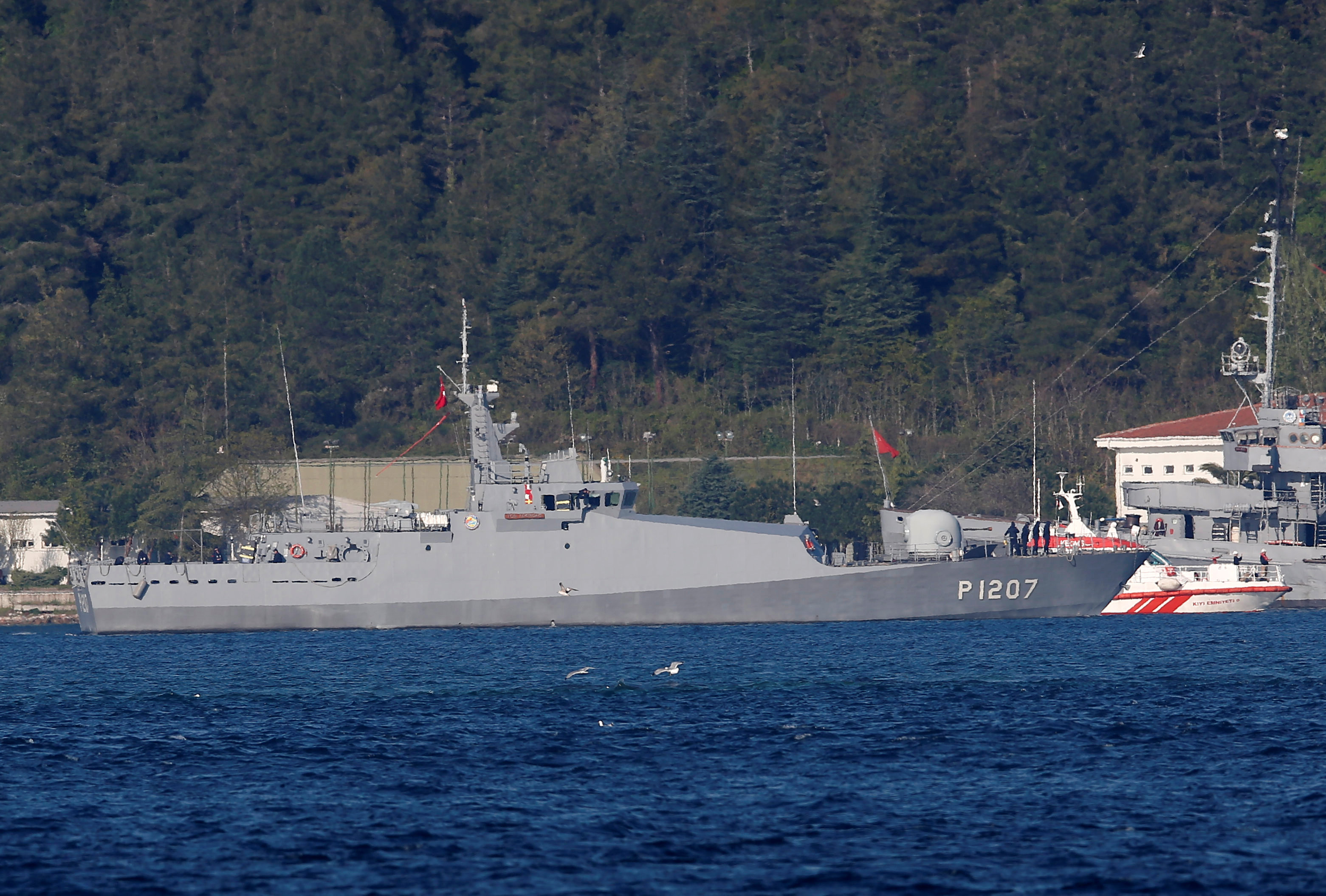 سفينة تركية تصل إلى مقر قيادة البوسفور