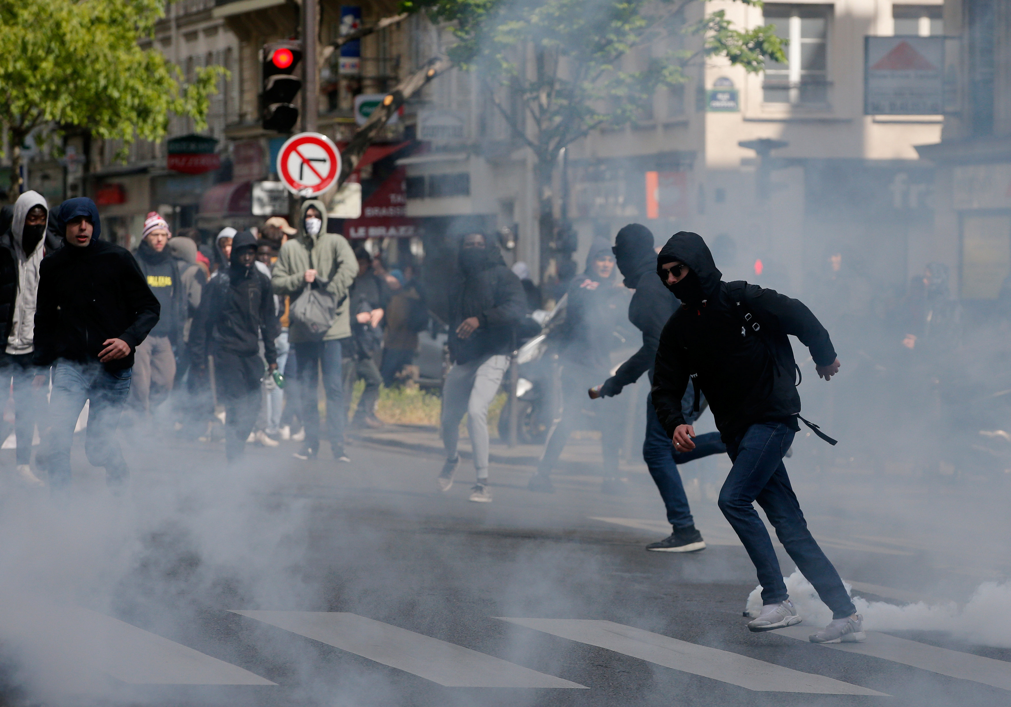 أدخنة قنابل الغاز تحجب الرؤية خلال مظاهرات ضد لوبان