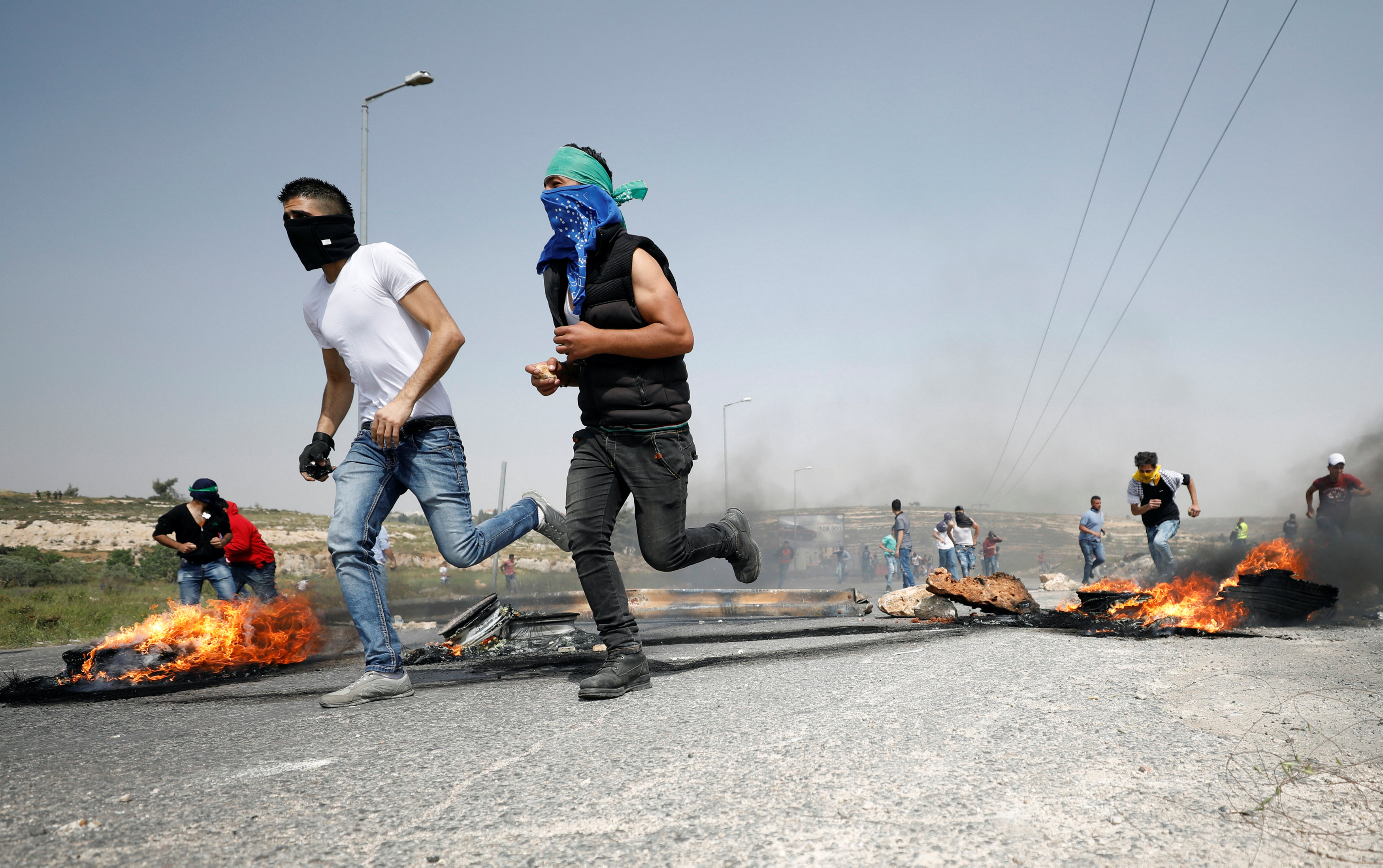 متظاهرون فلسطينيون يواجهون قوات الاحتلال