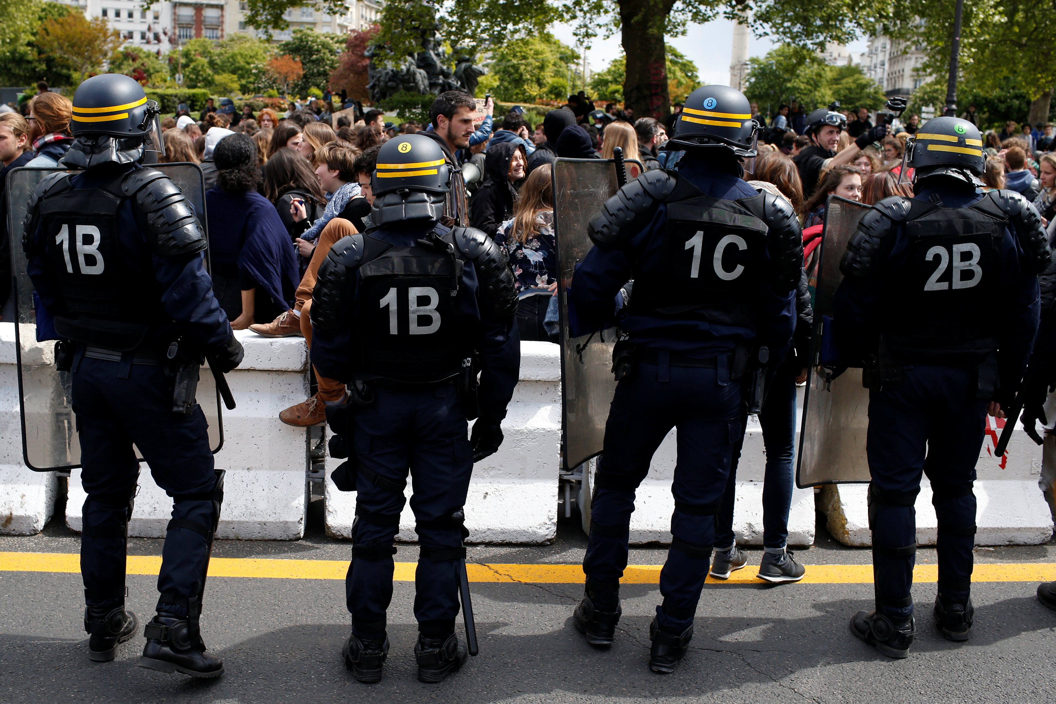 الشرطة الفرنسية تواجه مظاهرات ضد الجبهة الوطنية المتطرفة