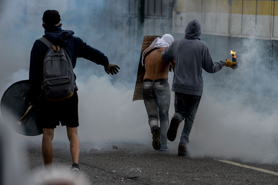 المحتجون يواجهون الشرطة الفنزويلية