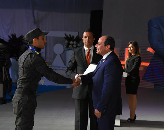 الرئيس السيسى يكرم الشباب ويرقى قيادات بالجيش فى مؤتمر الإسماعيلية (7)
