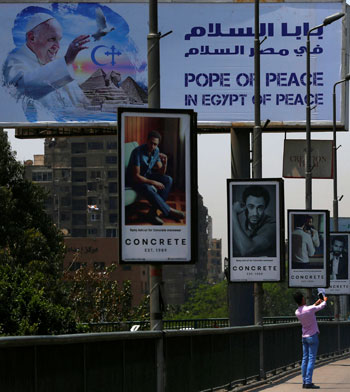 شوارع القاهرة تتزين لاستقبال بابا الفاتيكان (7)