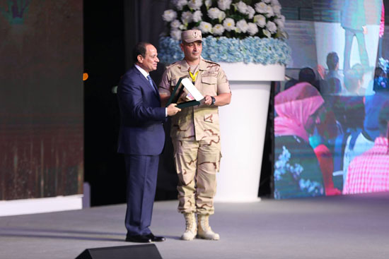 الرئيس السيسى يكرم الشباب ويرقى قيادات بالجيش فى مؤتمر الإسماعيلية (6)