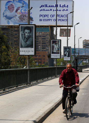 شوارع القاهرة تتزين لاستقبال بابا الفاتيكان (5)