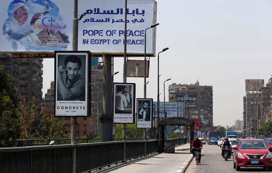 شوارع القاهرة تتزين لاستقبال بابا الفاتيكان (1)