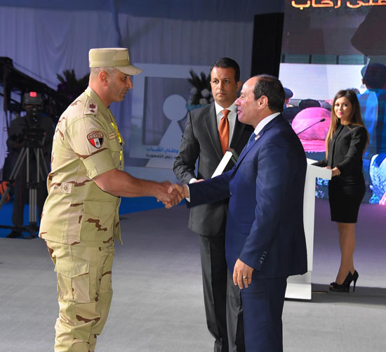 الرئيس السيسى يكرم الشباب ويرقى قيادات بالجيش فى مؤتمر الإسماعيلية (5)