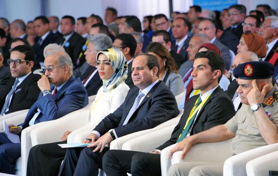 الرئيس السيسى يكرم الشباب ويرقى قيادات بالجيش فى مؤتمر الإسماعيلية (10)