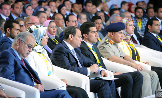 الرئيس السيسى يكرم الشباب ويرقى قيادات بالجيش فى مؤتمر الإسماعيلية (8)