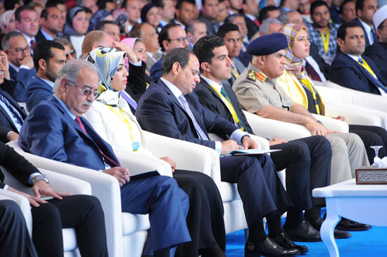 الرئيس السيسى يكرم الشباب ويرقى قيادات بالجيش فى مؤتمر الإسماعيلية (7)