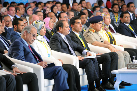 الرئيس السيسى يكرم الشباب ويرقى قيادات بالجيش فى مؤتمر الإسماعيلية (5)