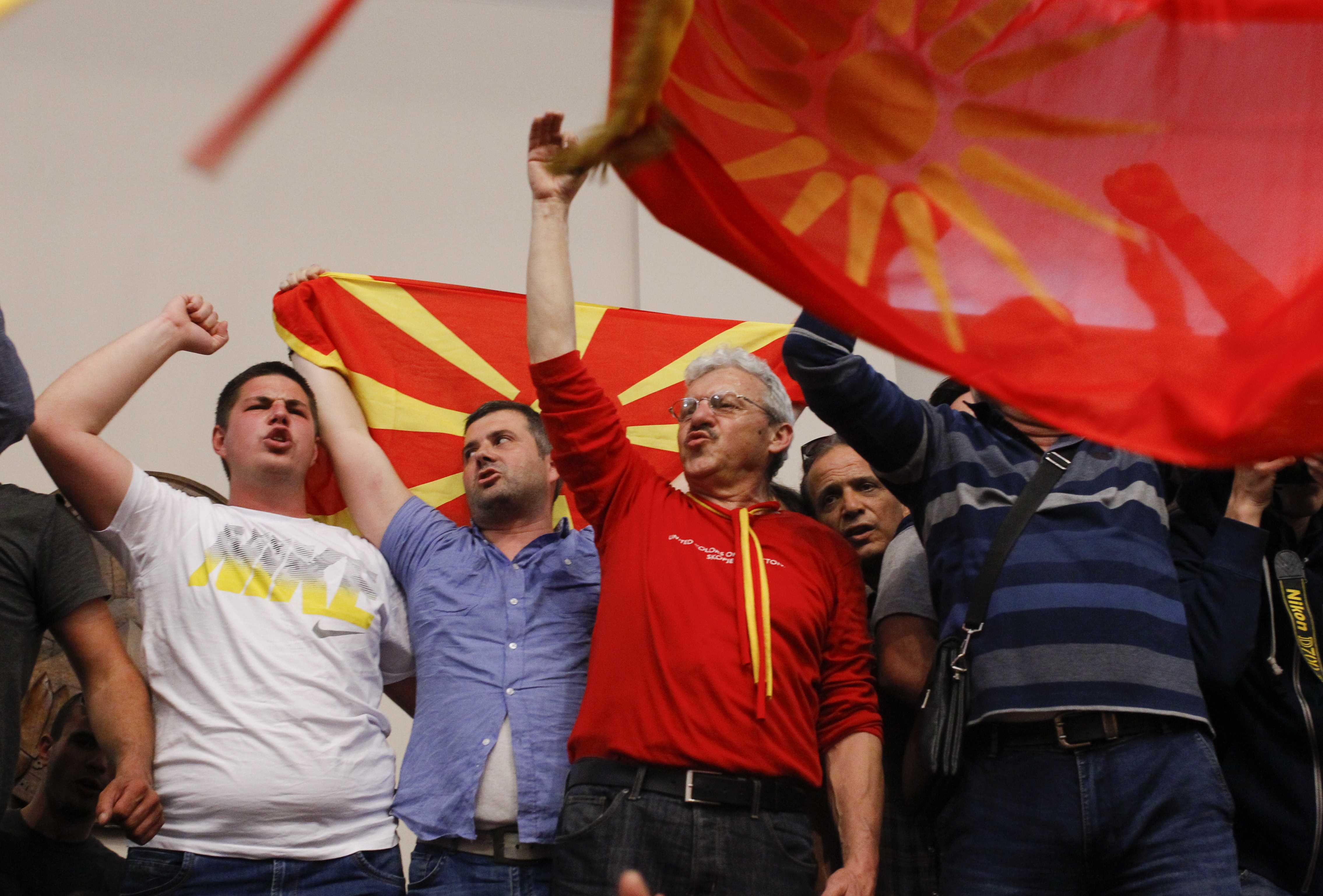 متظاهرون يدخلون برلمان مقدونيا عنوة
