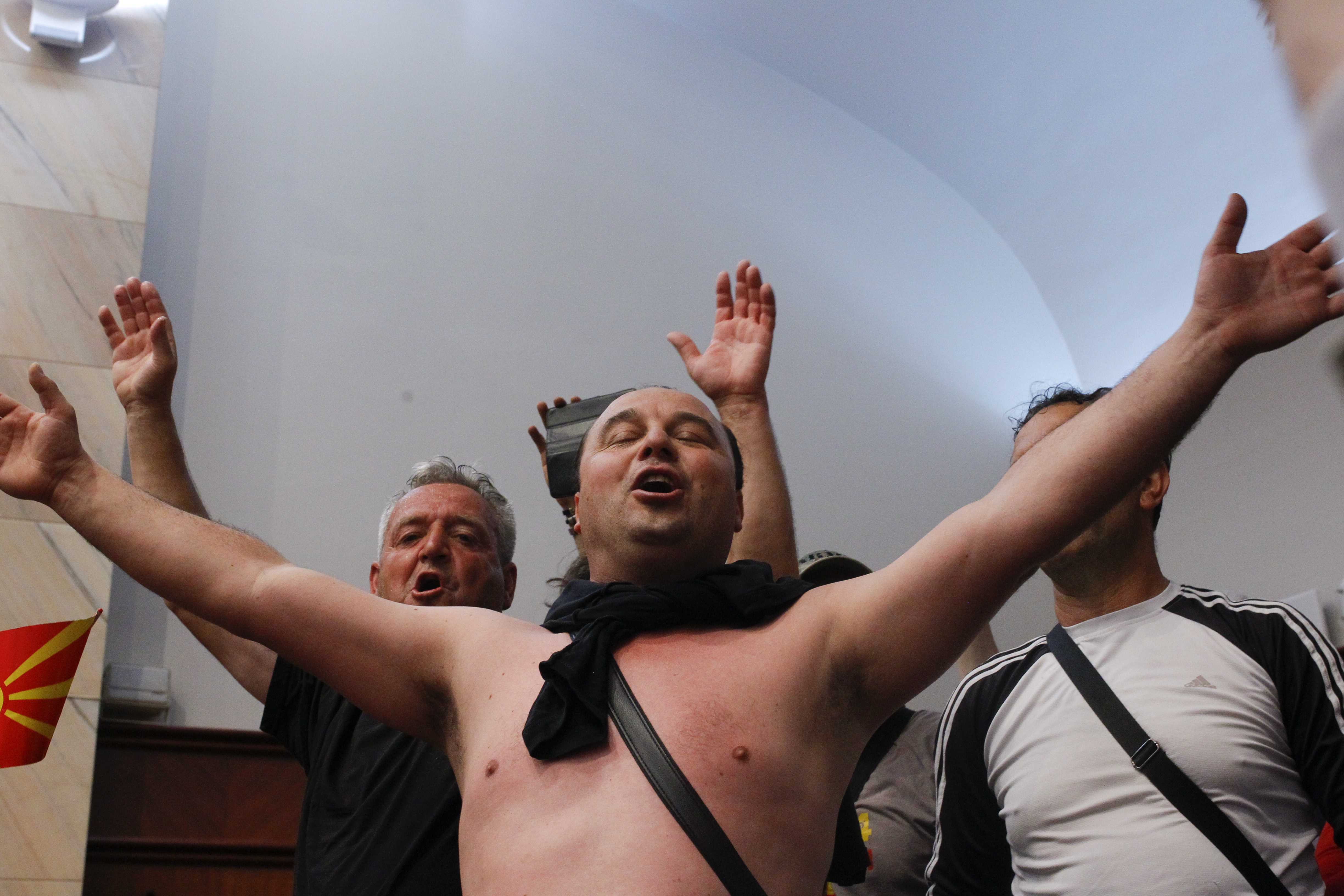 مواطن يعترض داخل برلمان مقدونيا ويخلع ملابسه