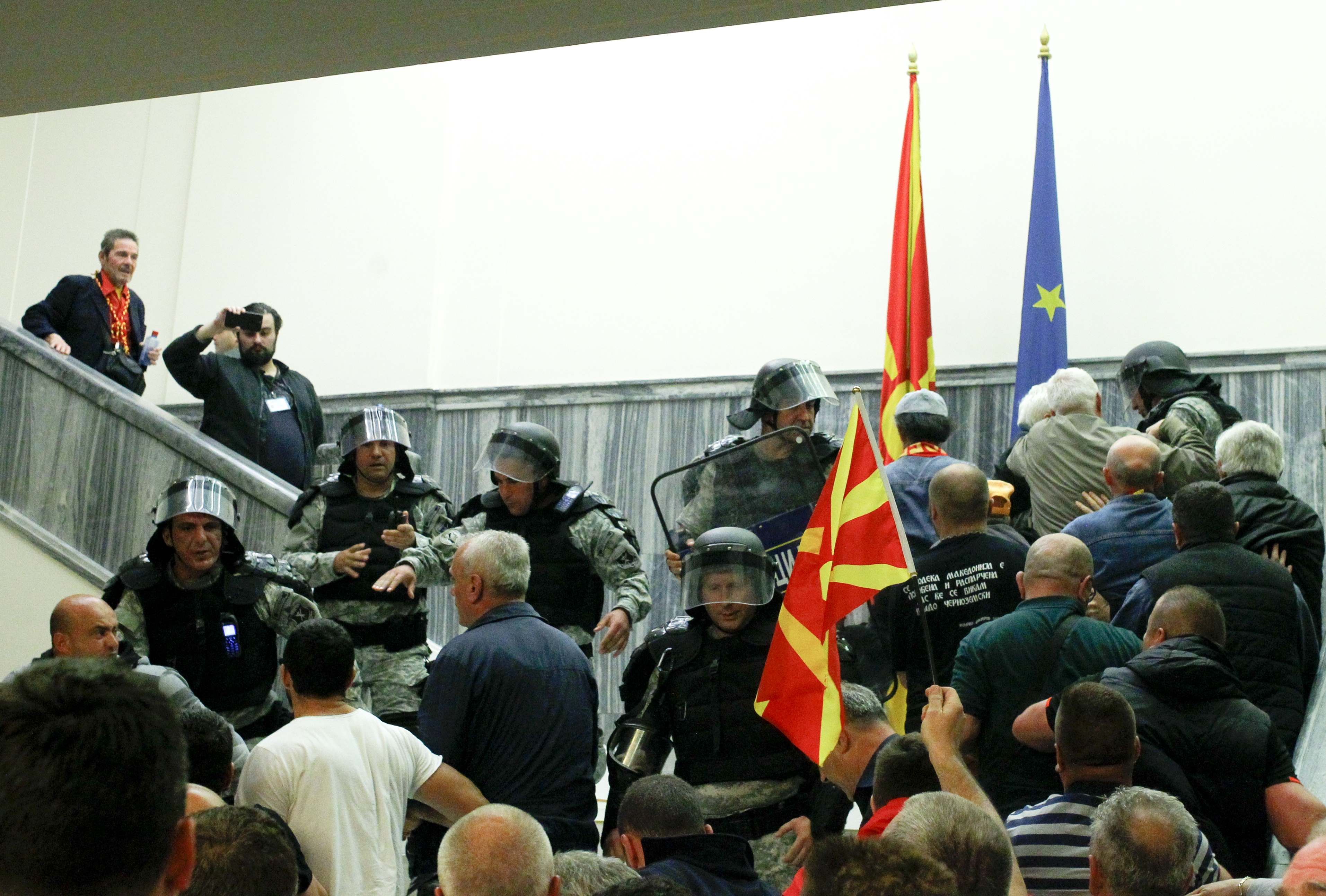 قوات الأمن تحاول منع المحتجين من دخول برلمان مقدونيا