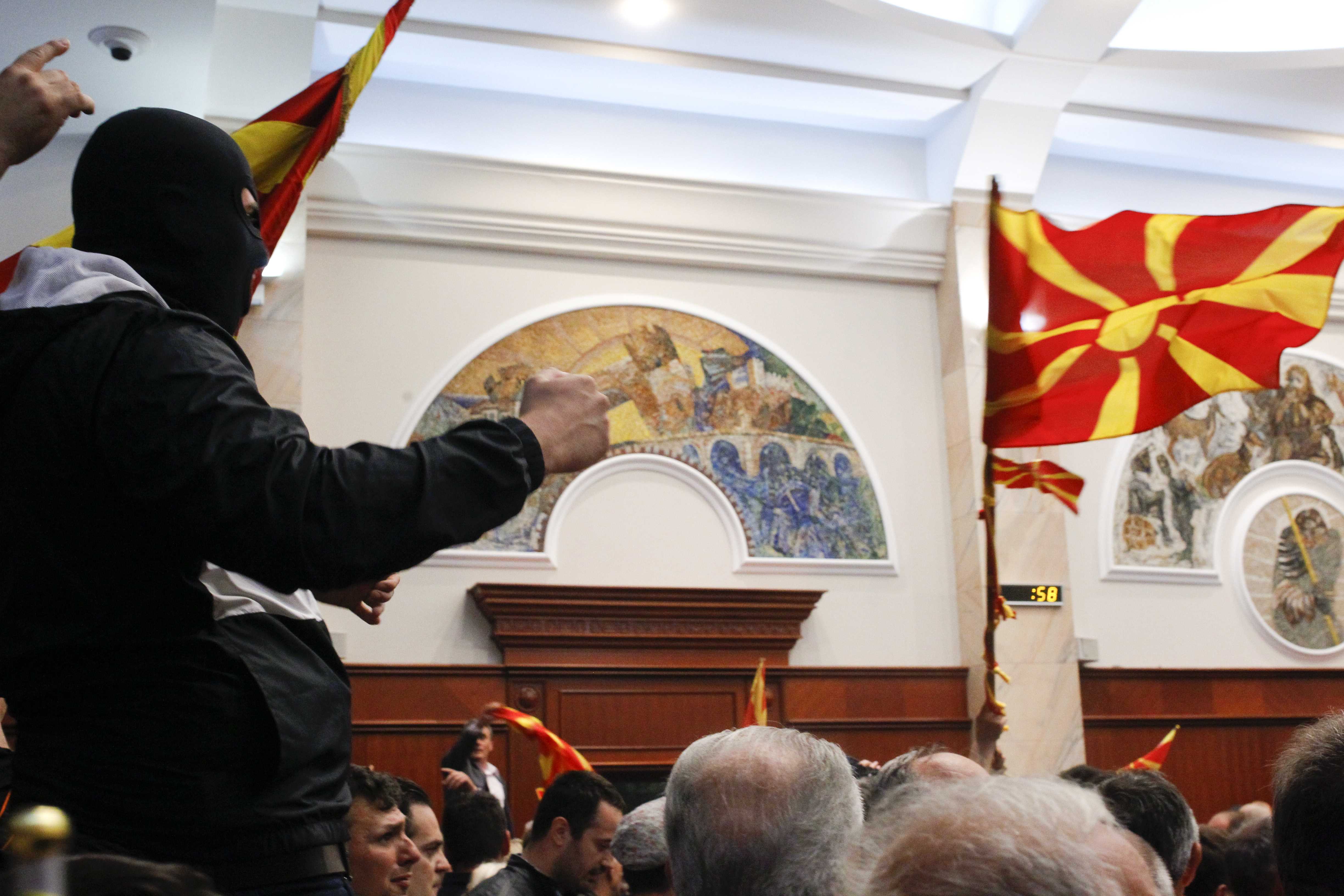 ملثم وسط المتظاهرين داخل برلمان مقدونيا