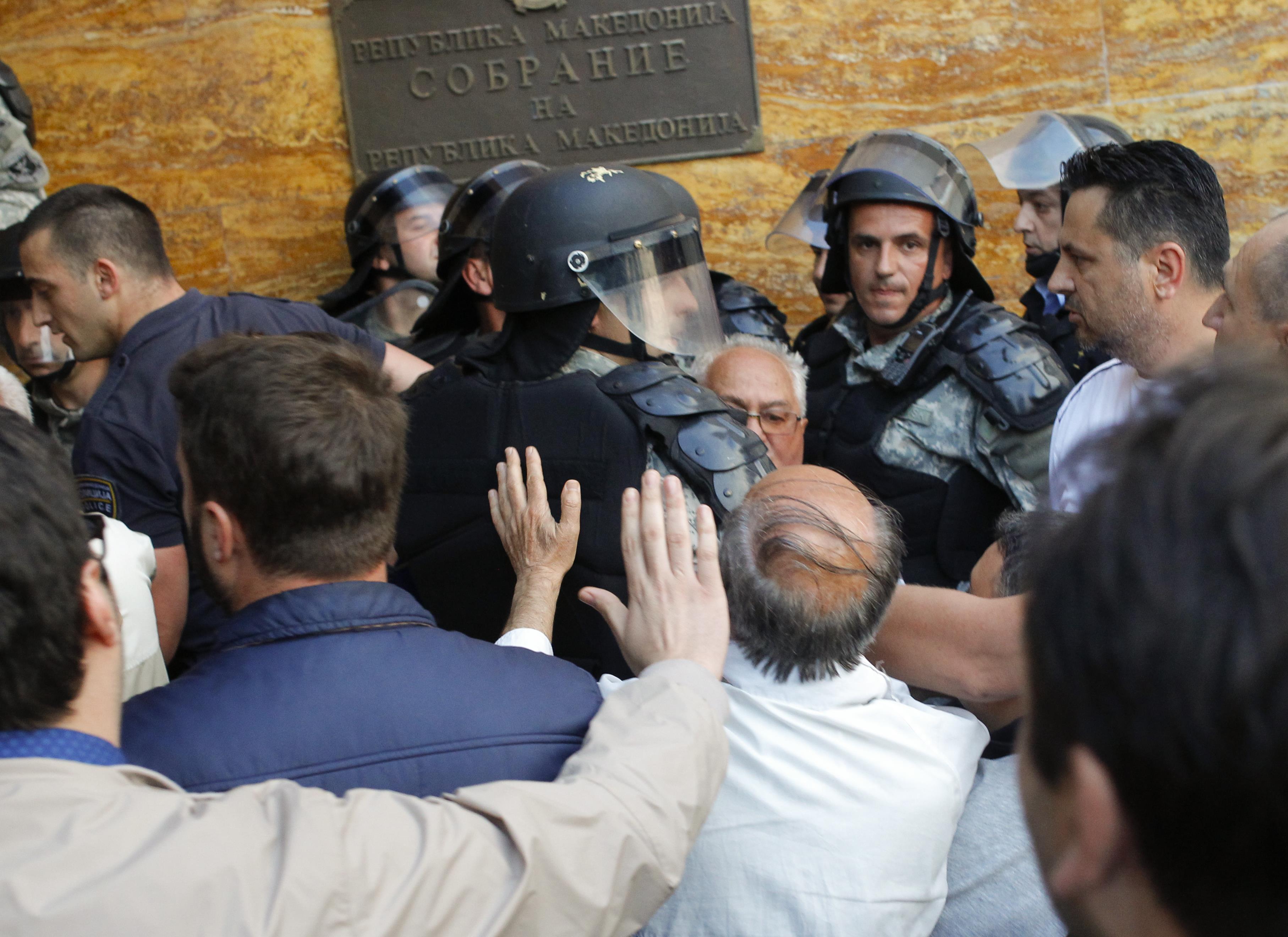 رجال الأمن بمقدونيا يحاولون منع متظاهرين من دخول البرلمان
