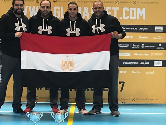 المدربين يحملون علم مصر بعد الفوز فى البطولة