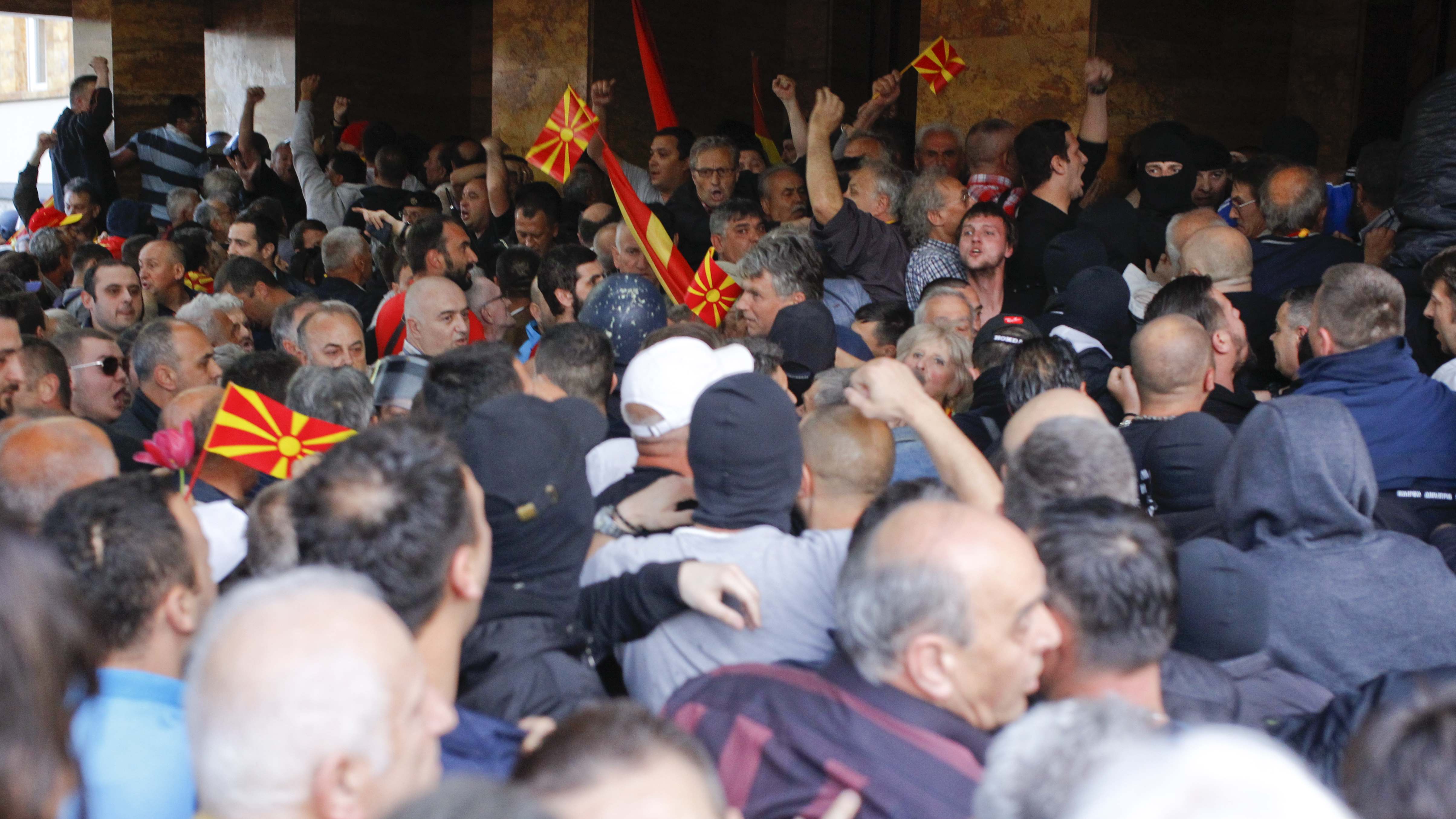 المئات يحاولون اقتحام برلمان مقدونيا اليوم