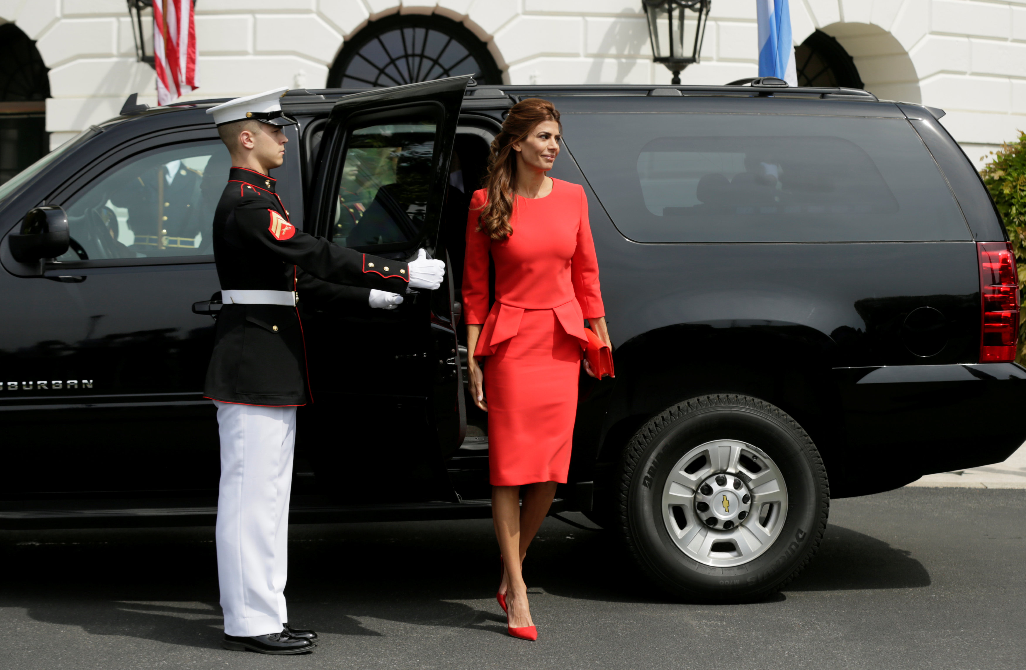 استقبال البحرية الامريكية  الباب الاول للسيدة الارجنتينية جوليانا عواضة لدى وصولها الى البيت الابيض فى واشنطن