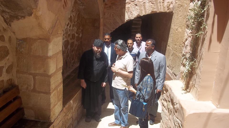 السفير دولة ببيرو والمهندس خالد سلامة فى المتحف بدير سانت كاترين