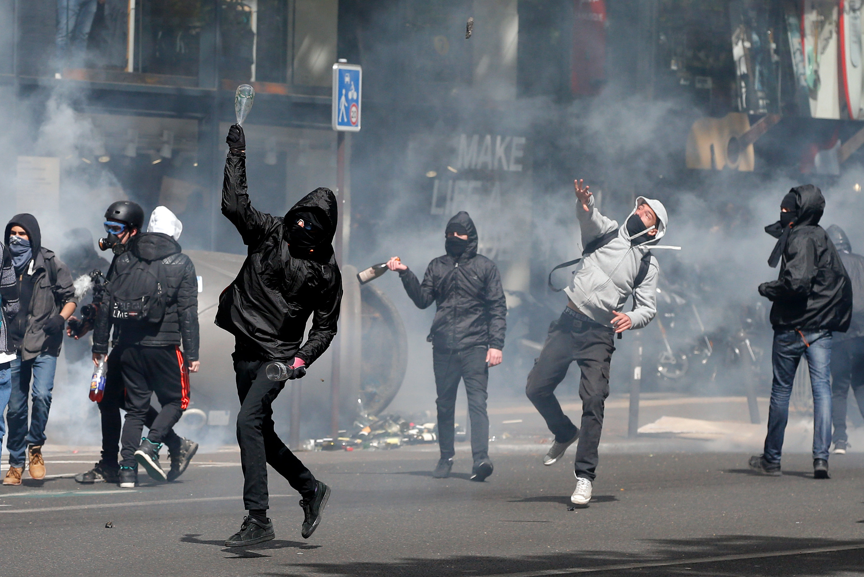 اشتباكات بين الشرطة ومتظاهرين فى باريس