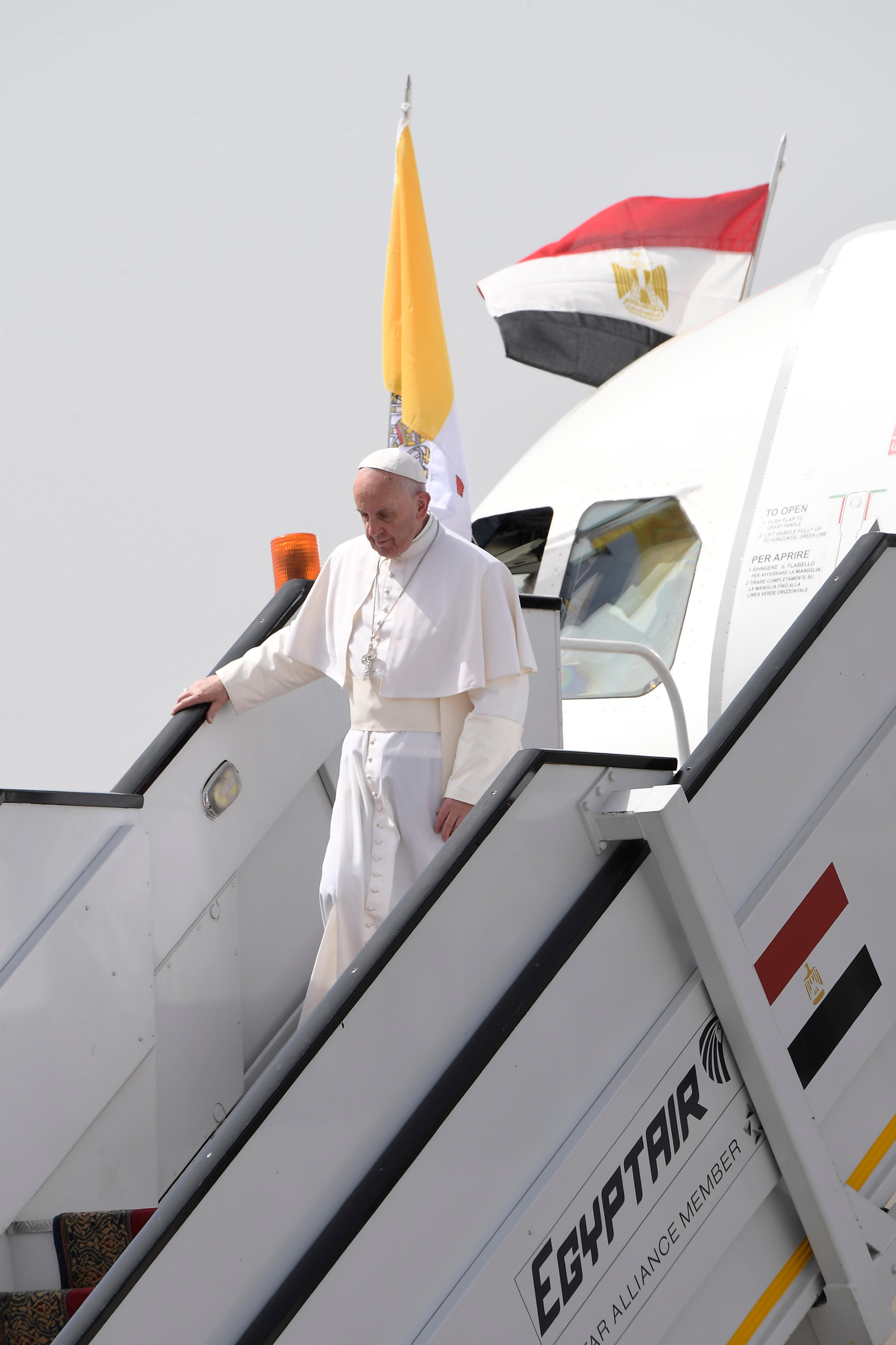 لحظة وصول بابا الفاتيكان لمطار القاهرة