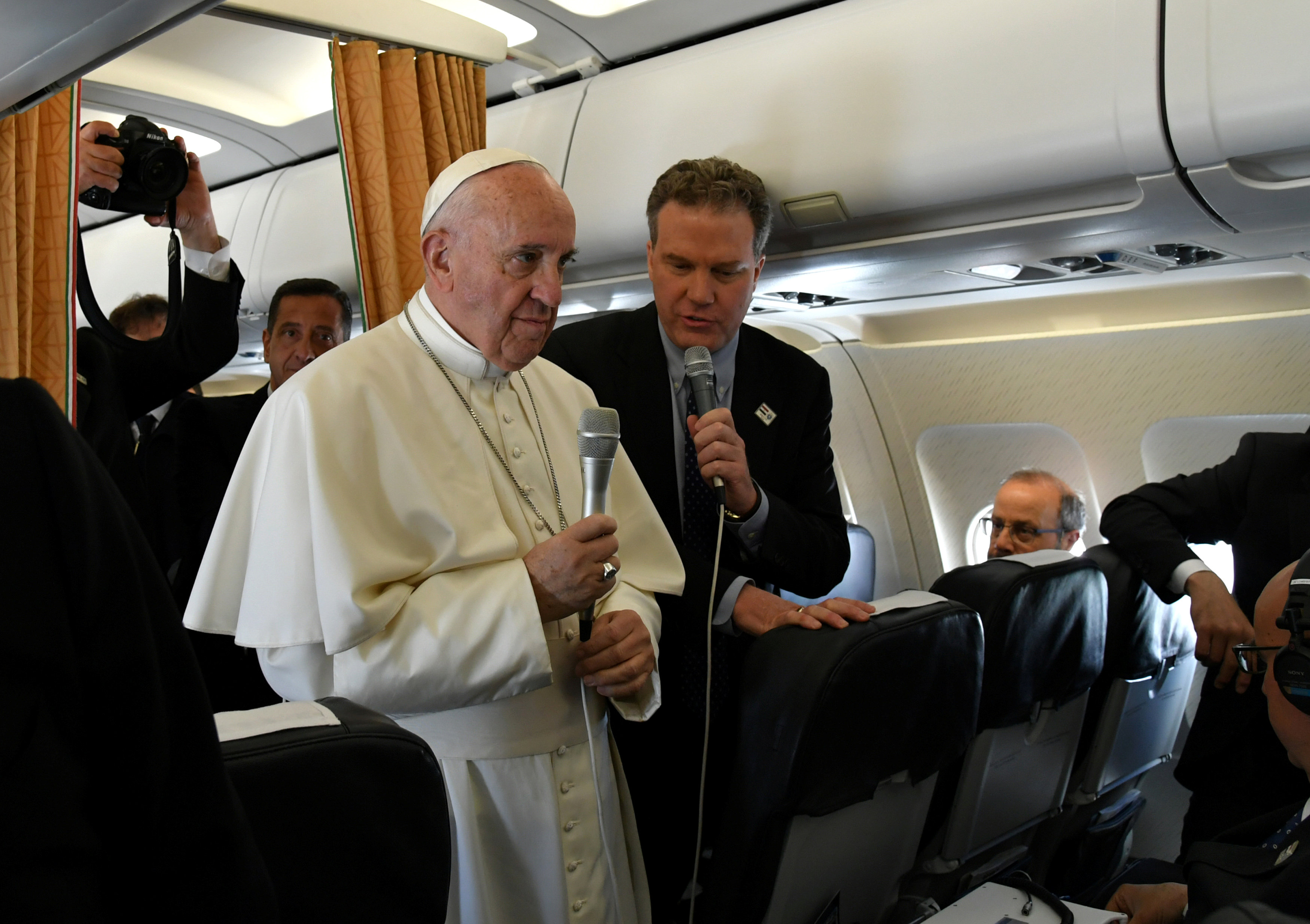 بابا الفاتيكان يتحدث عن زيارته للقاهرة على متن الطائرة