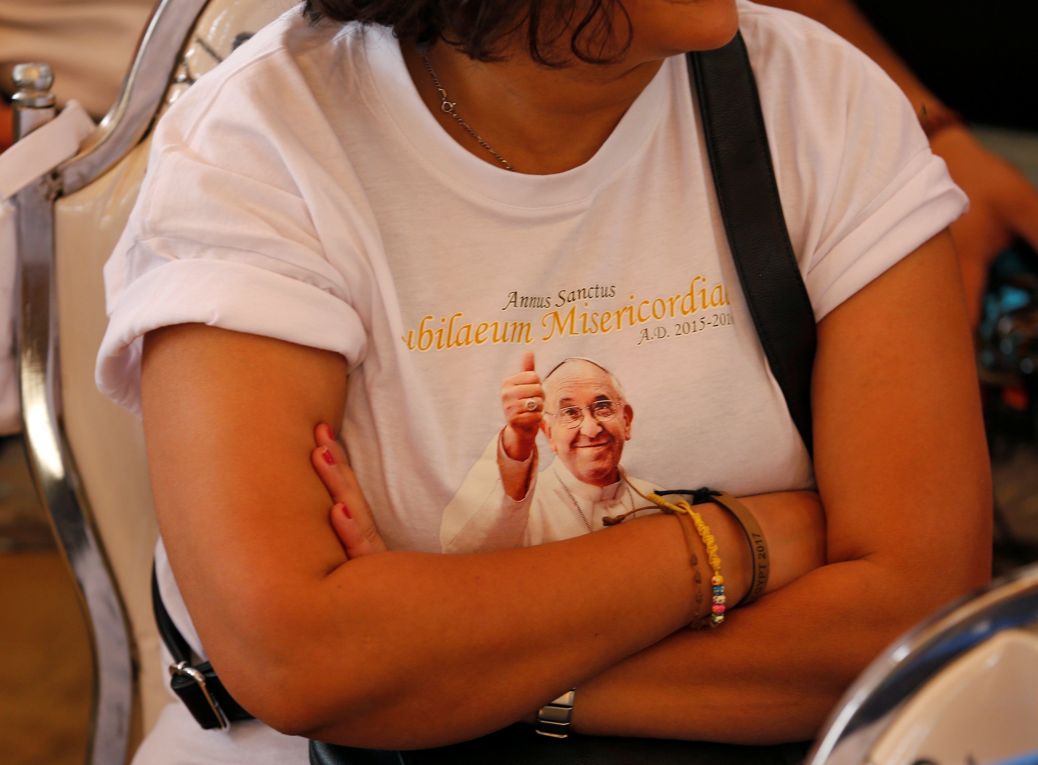 سيدة قبطية ترتدى تى شيرت عليه صورة لبابا الفاتيكان