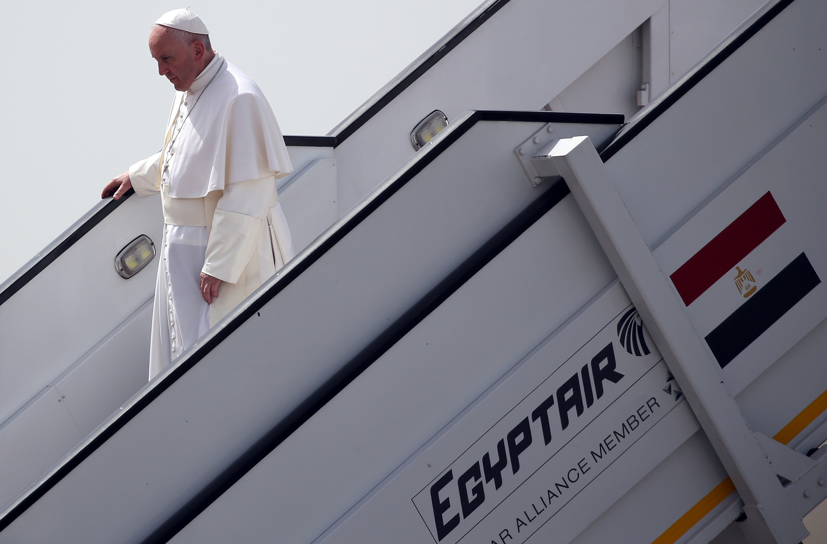 البابا فرانسيس فى مطار القاهرة