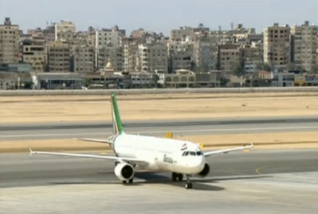 طائرة بابا الفاتيكان تهبط على أرض مطار القاهرة