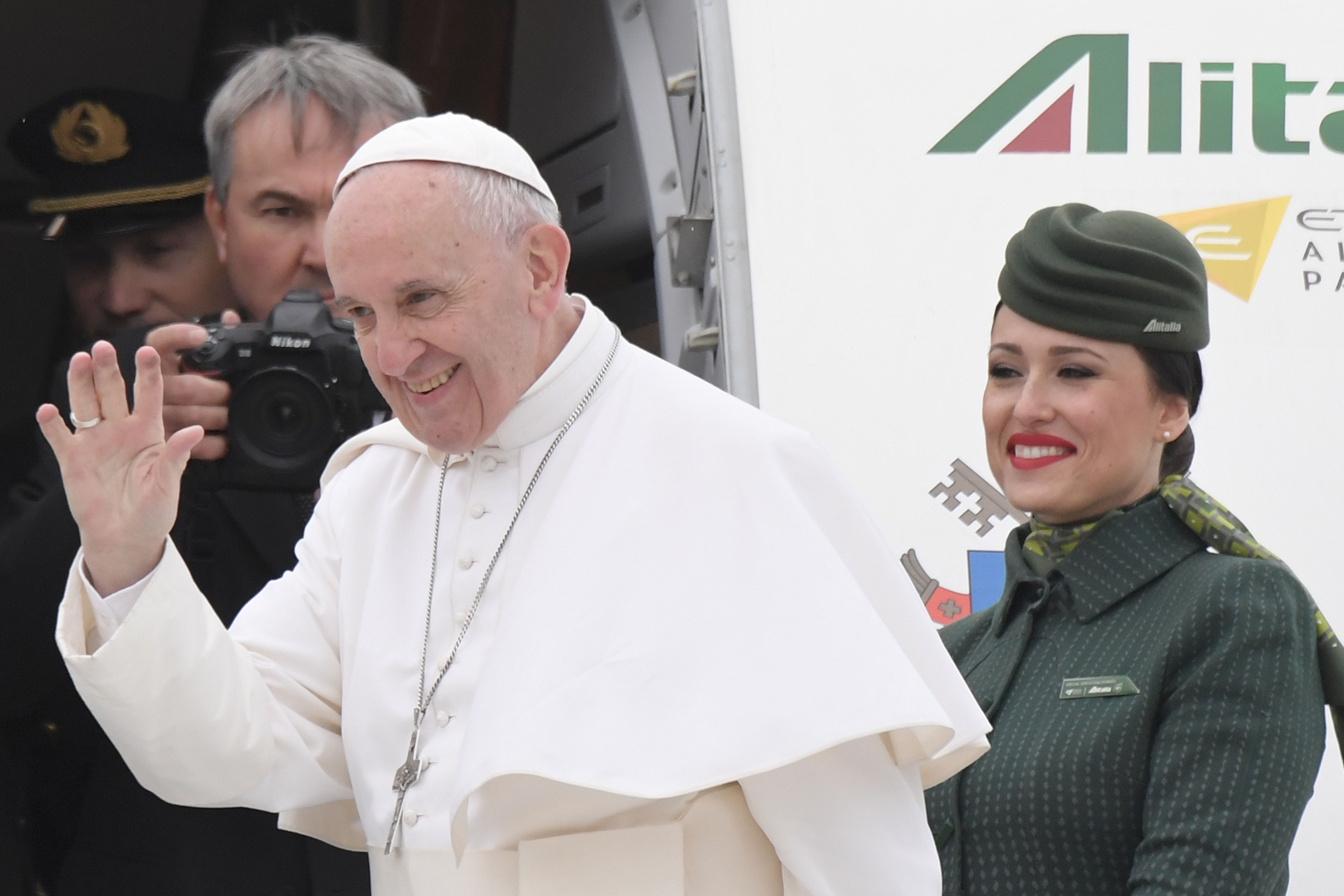 بابا الفاتيكان يوجه التحية قبل مغادرة روما