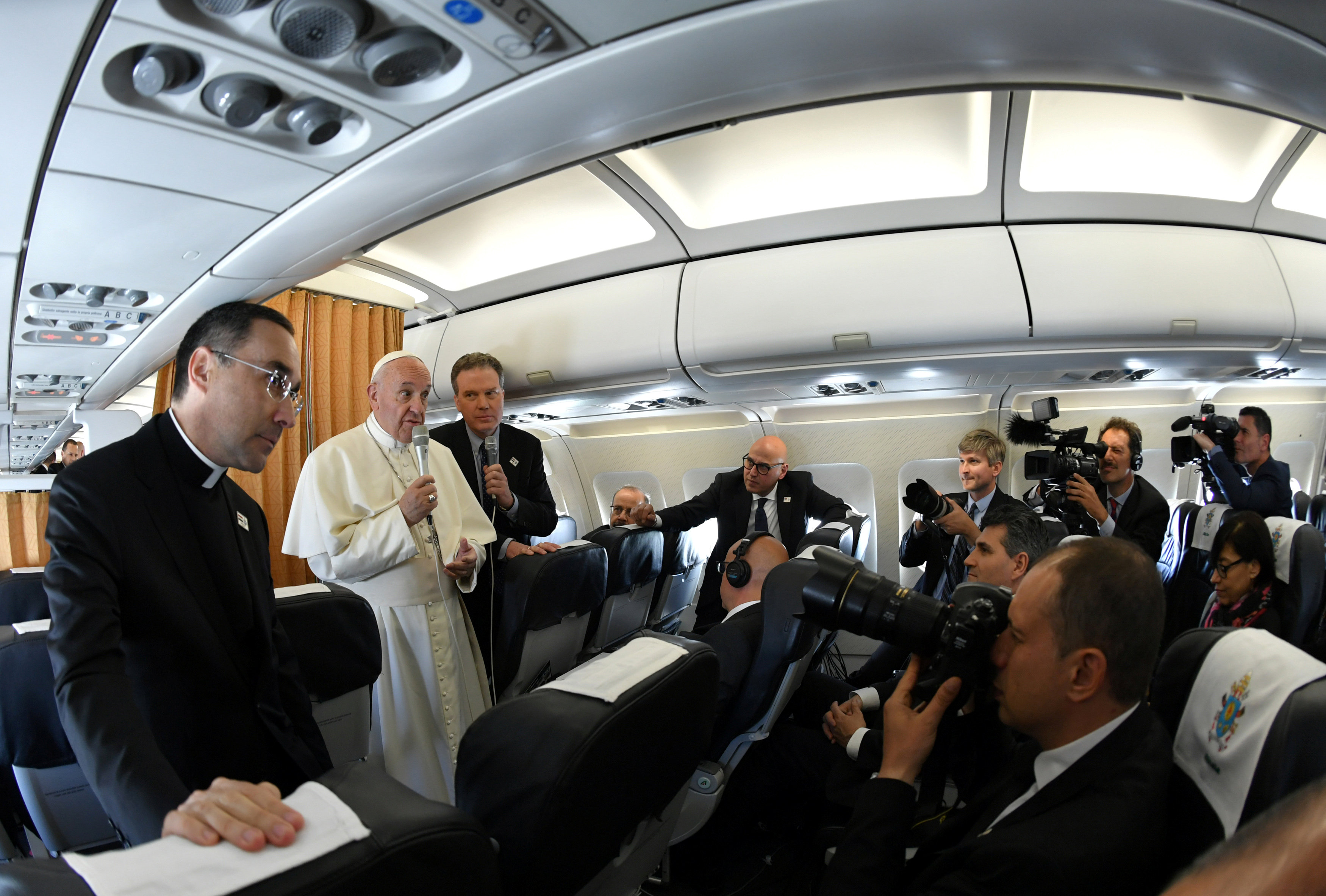 البابا فرانسيس يتحدث إلى وسائل الإعلام المرافقة له على الطائرة
