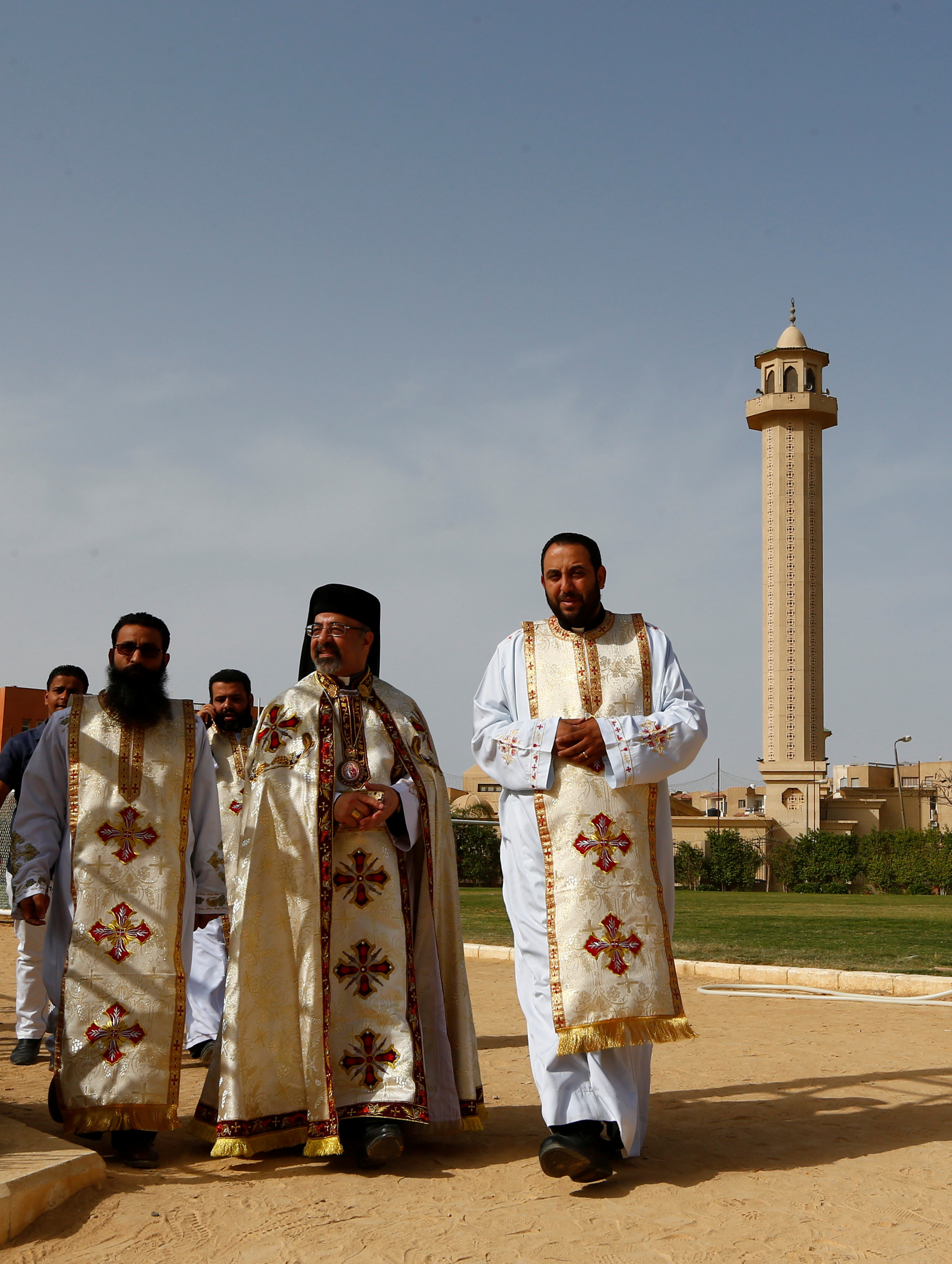 القساوسة يستعدون لاستقبال بابا الفاتيكان