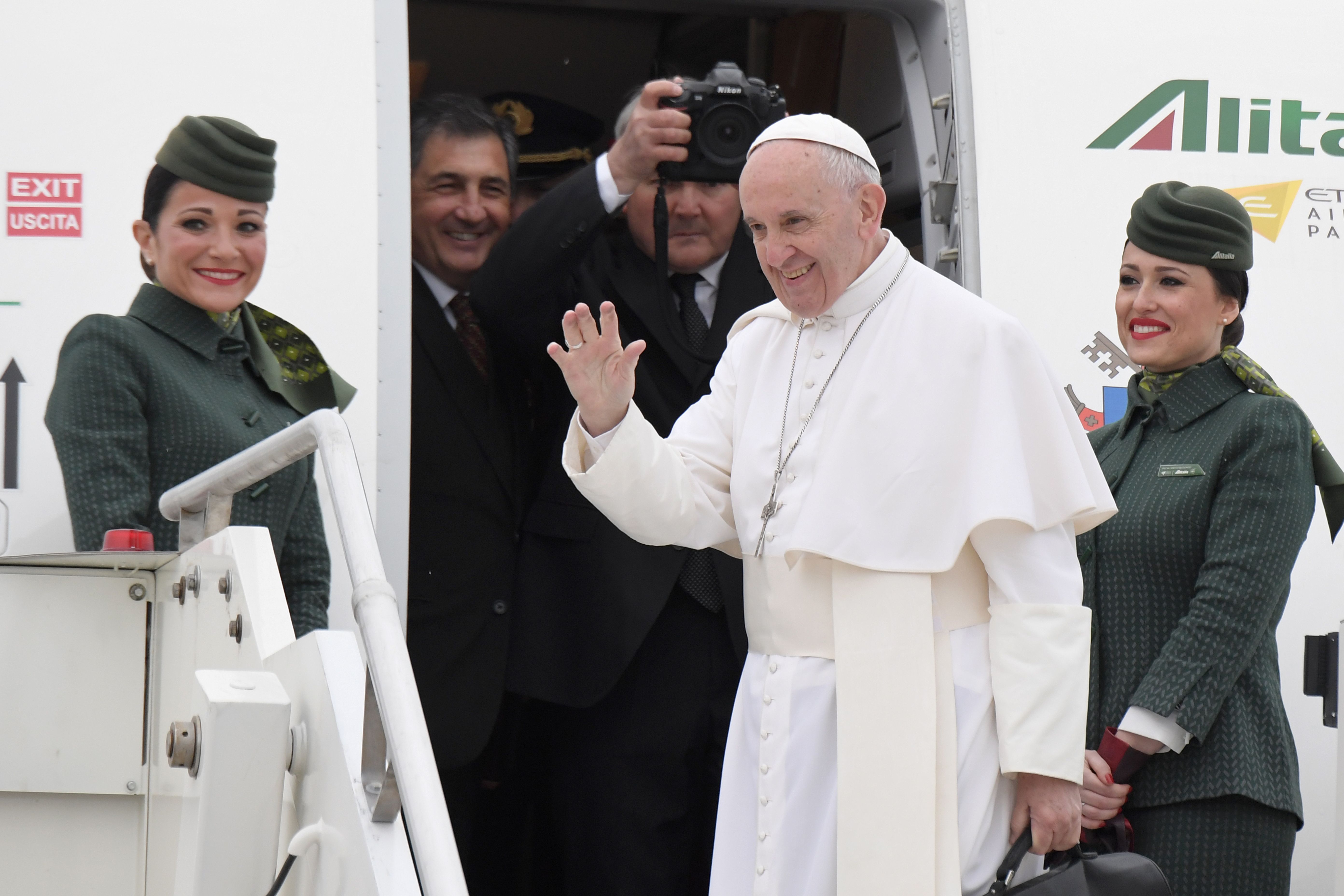 بابا الفاتيكان يغادر ايطاليا فى طريقه إلى مصر
