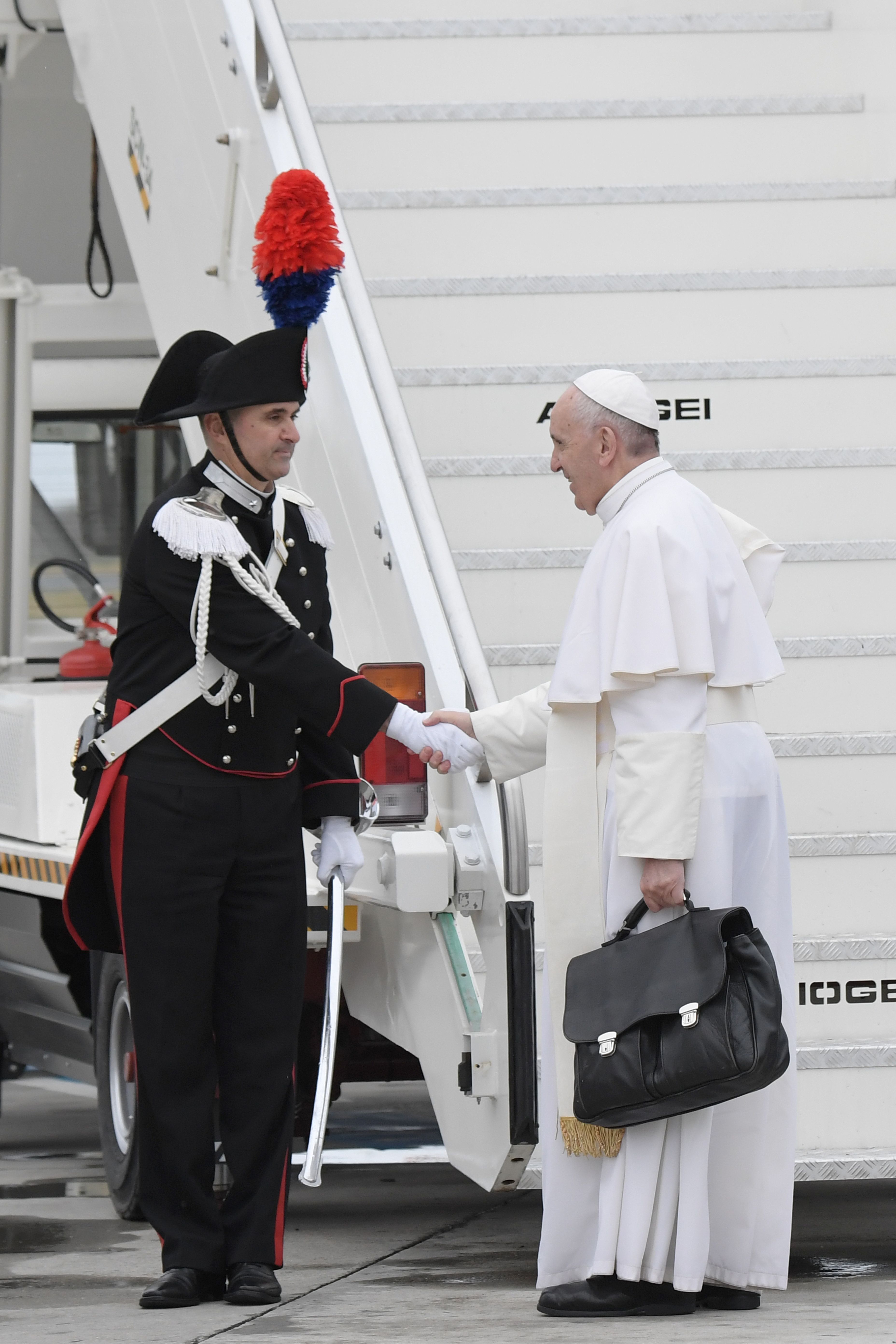 بابا الفاتيكان يصافح الحرس قبل الصعود للطائرة