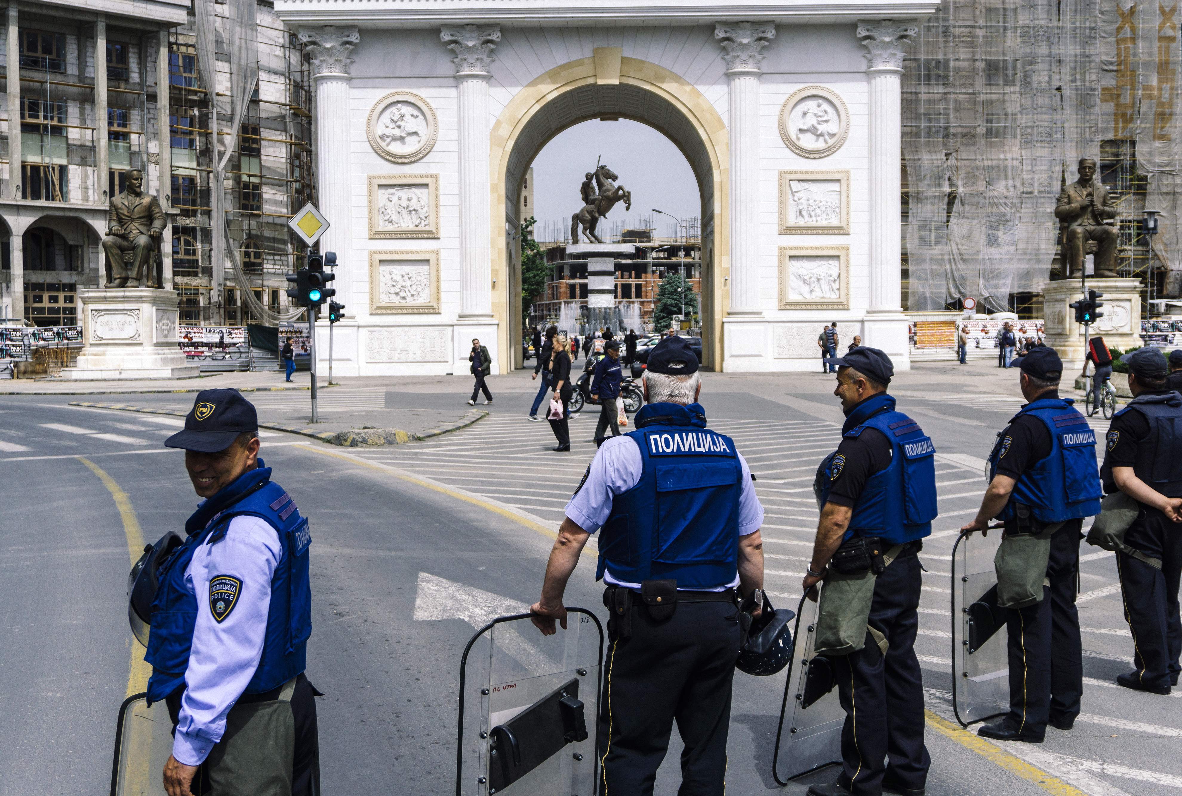 الشرطة المقدونية تؤمن محيط مبنى البرلمان