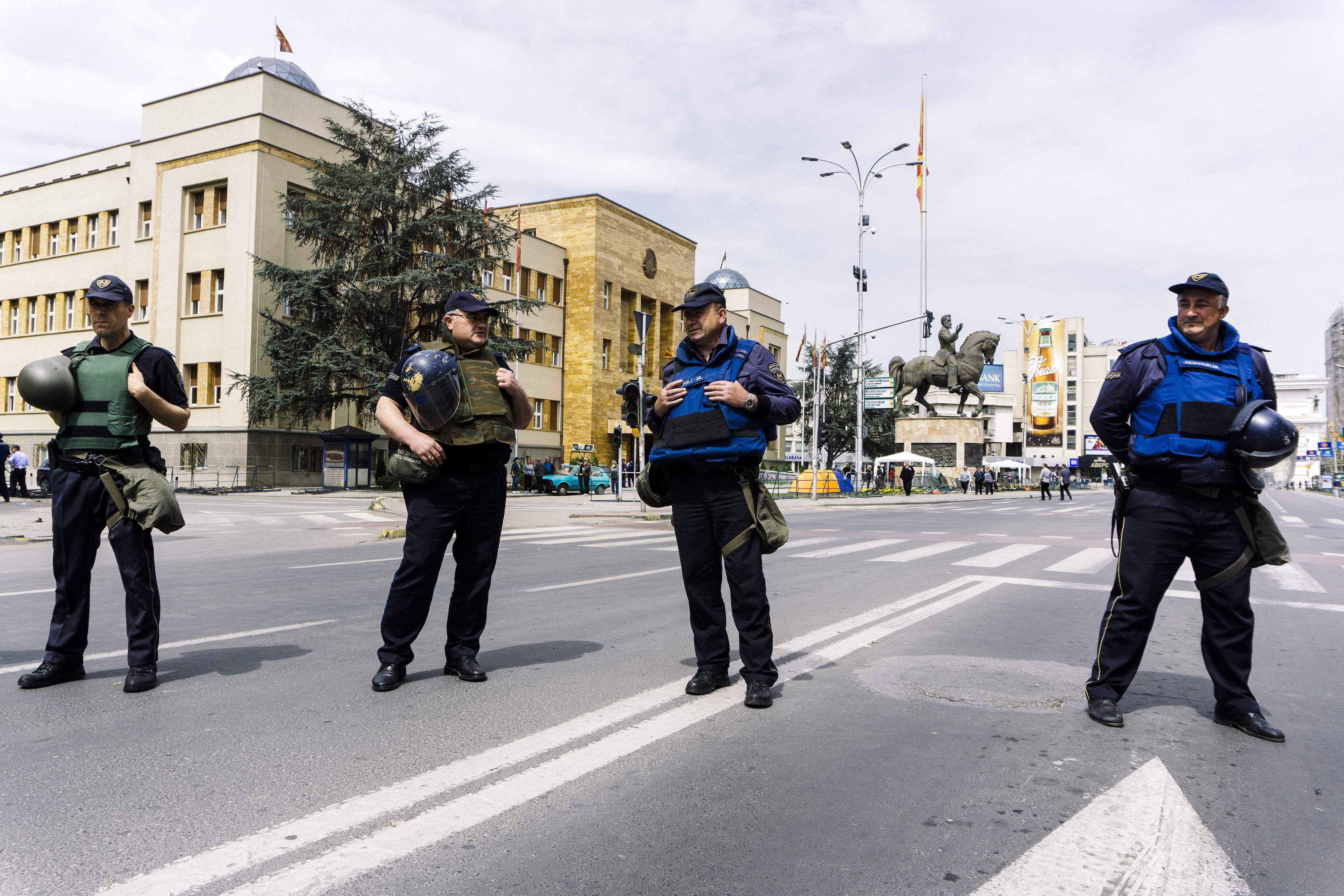 قيادات شرطية فى محيط مبنى البرلمان المقدونى