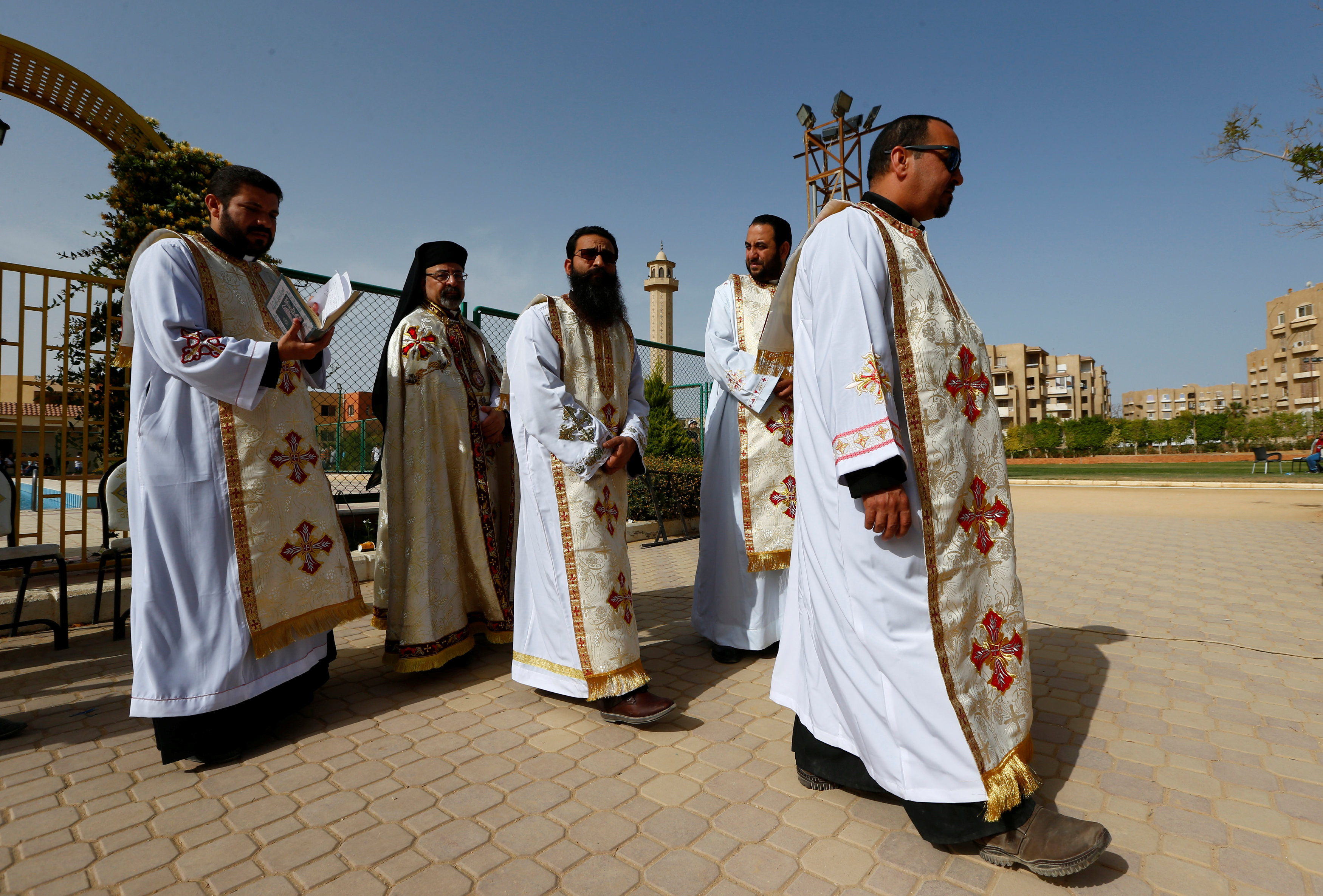 رجال دين أقباط يستعدون لأداء القداس الإلهى برئاسة بابا الفاتياكان