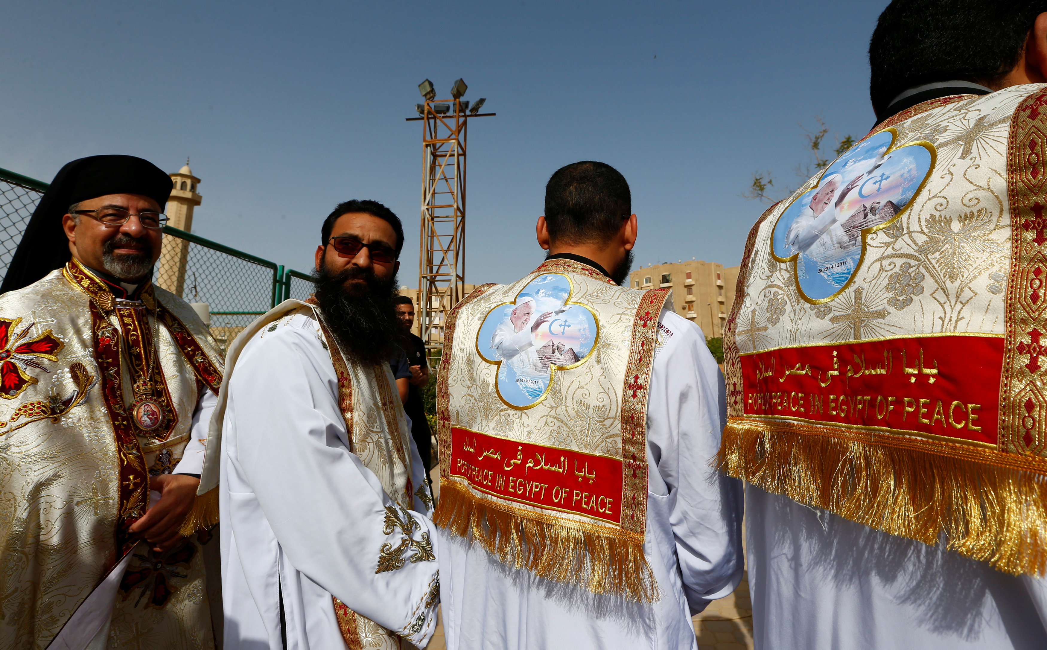 القساوسة يتجمعون لأداءالصوات قبل وصول بابا الفاتيكان