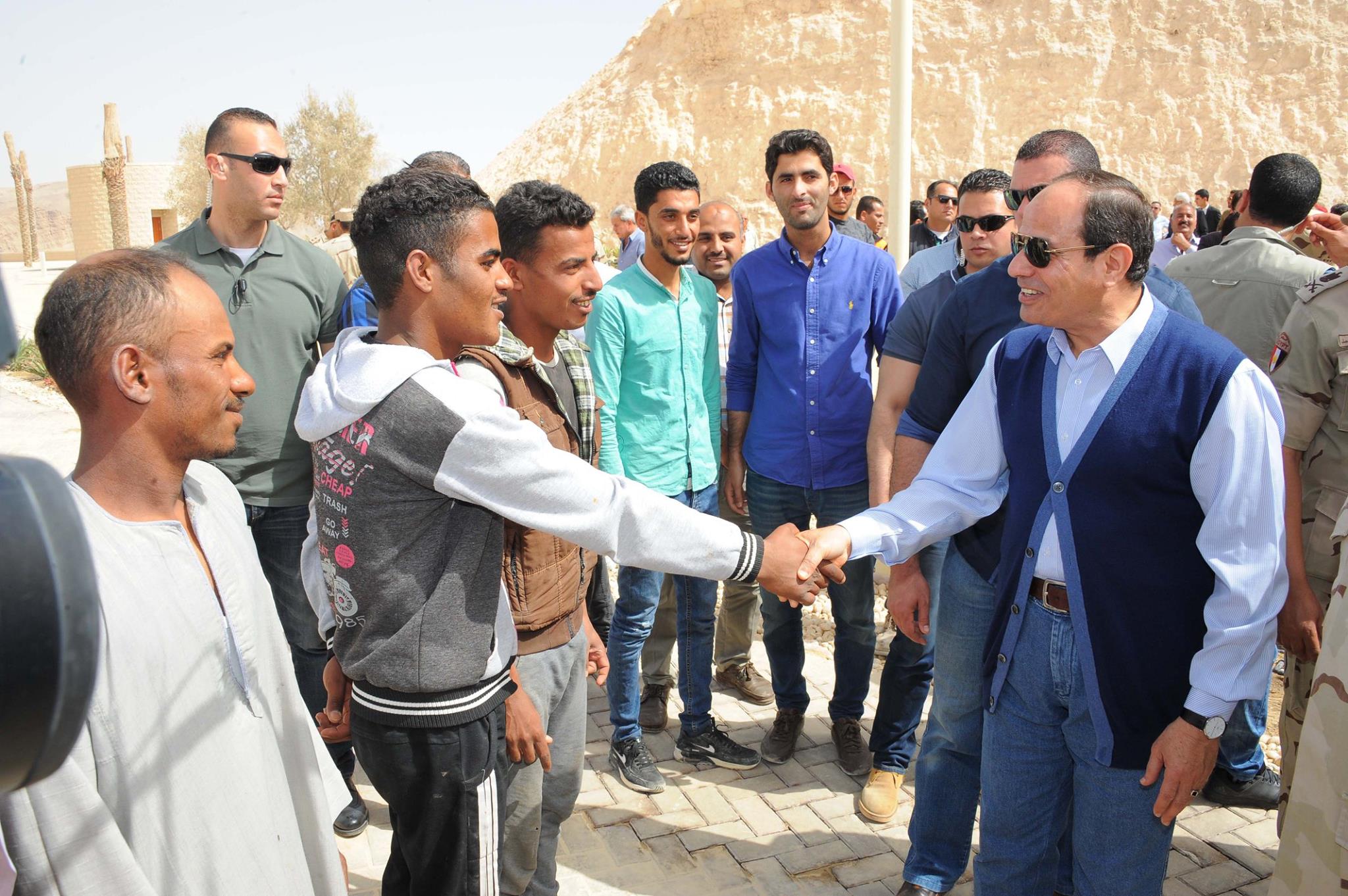 الرئيس السيسي يصافح العاملين والمقاولين علي المشروع