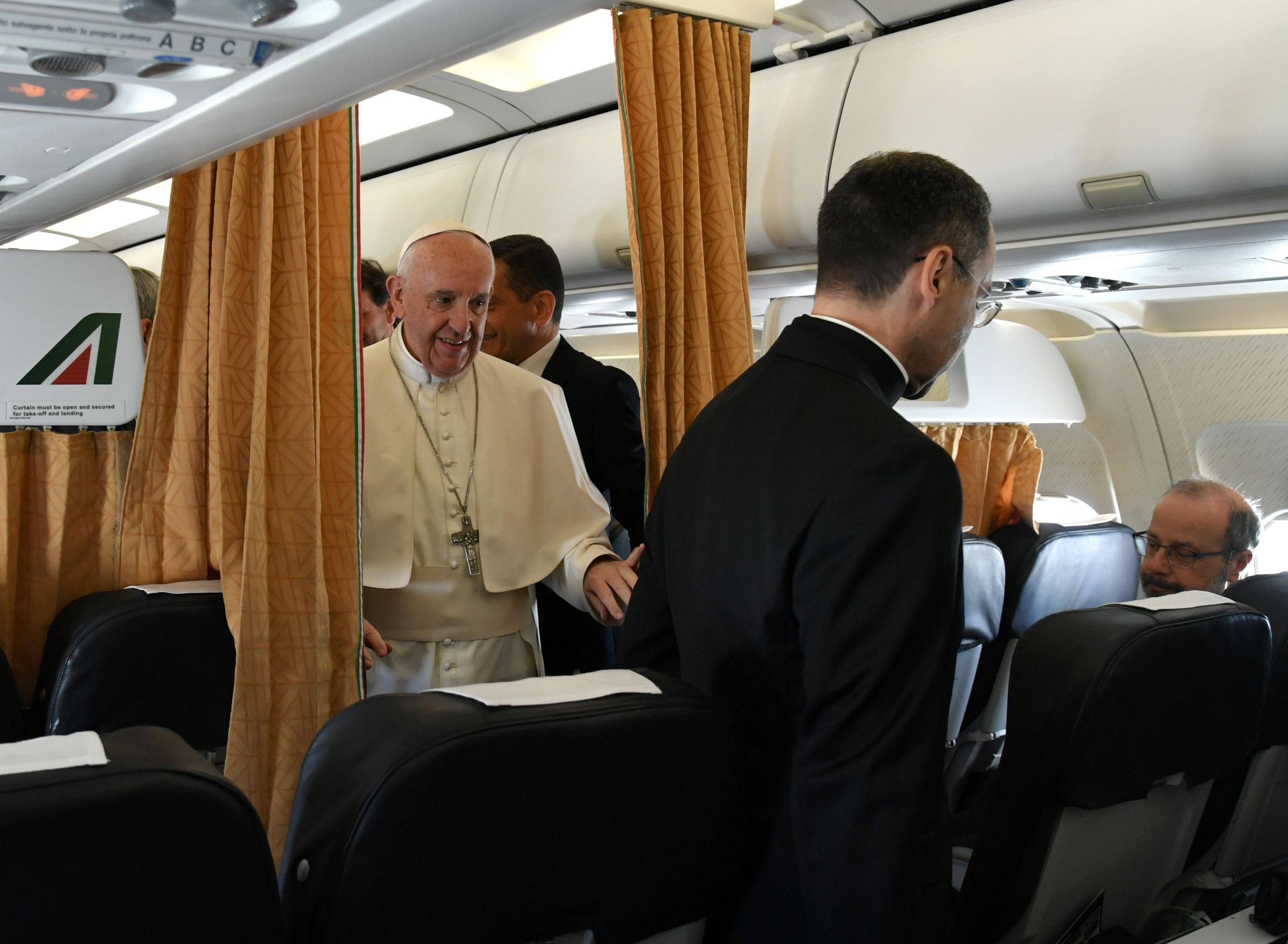 بابا الفاتيكان يتوجه إلى مقصورة الصحفيين على متن طائرته