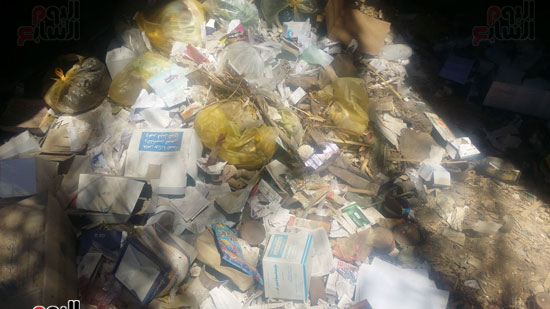 أكوام من القمامة والعبوات الطبية الفارغة بالمستشفى