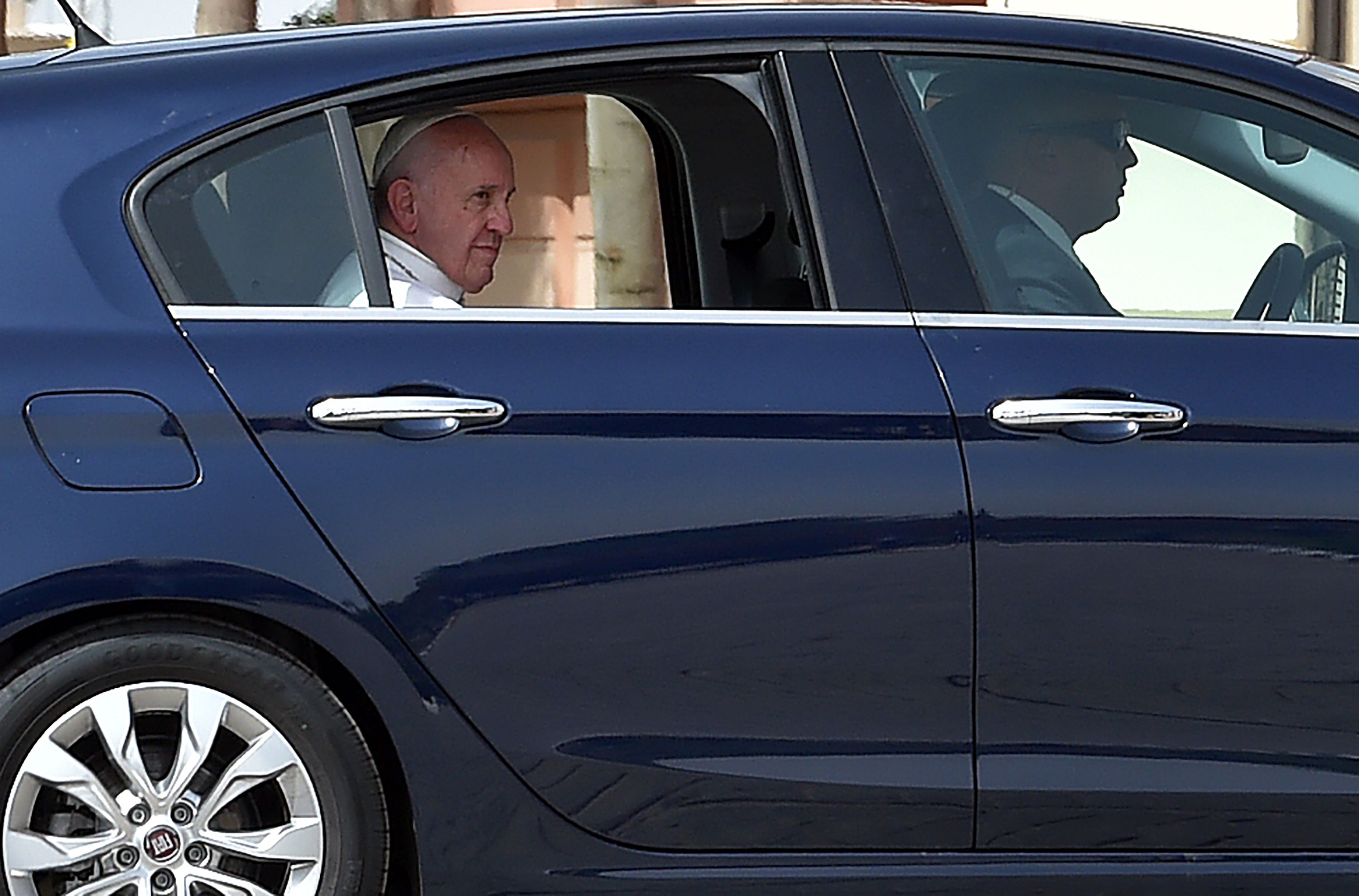 بابا الفاتيكان داخل سيارته لمغادرة مطار القاهرة