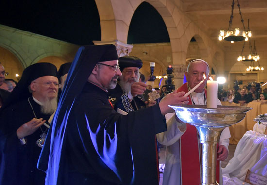 بابا الفاتيكان والبابا تواضروس يشعلان الشموع لتأبين ضحايا الكنيسة البطرسية (1)