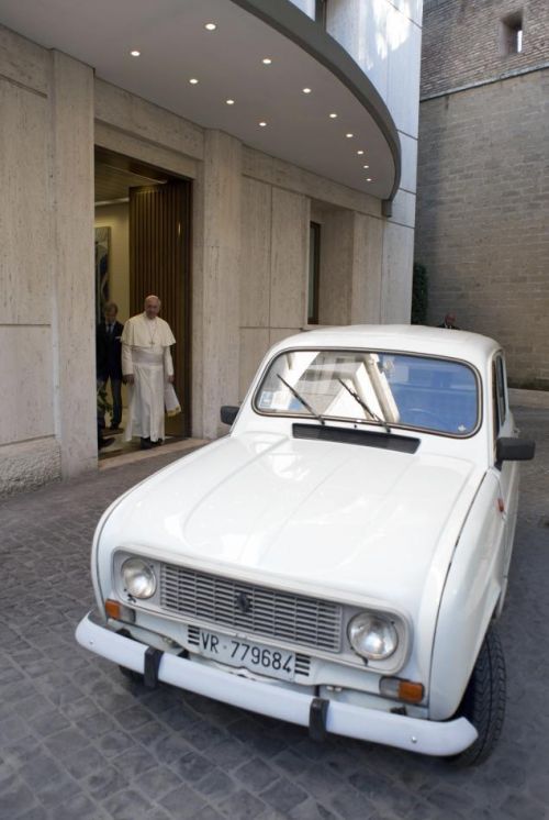 سيارة البابا فرانسيس رينو 4