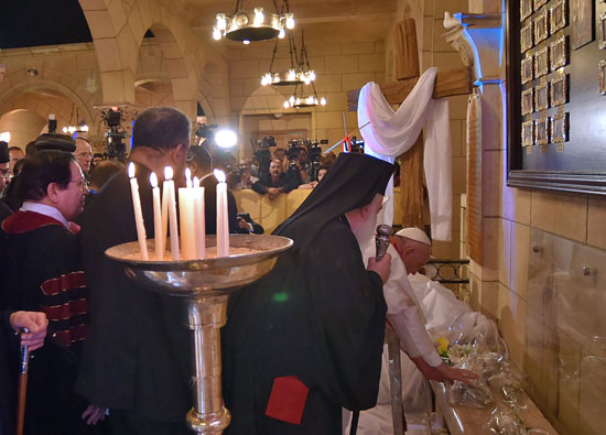 بابا الفاتيكان والبابا تواضروس يشعلان الشموع لتأبين ضحايا الكنيسة البطرسية (2)
