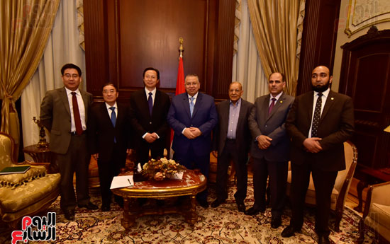  الوفد الصينى يلتقط الصور التذكارية مع ويكل البرلمان المصرى