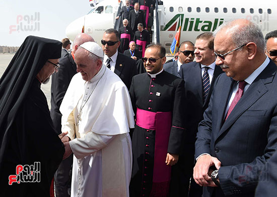 بابا الفاتيكان يصل القاهرة ورئيس الوزراء فى استقباله (6)