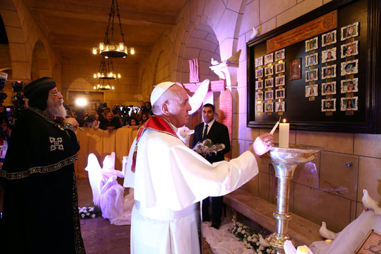 بابا الفاتيكان والبابا تواضروس يشعلان الشموع لتأبين ضحايا الكنيسة البطرسية (4)